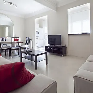 Apartment And Spacious Family